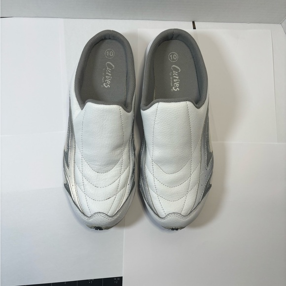 White heelless size 10 shoes. - Picture 2 of 4